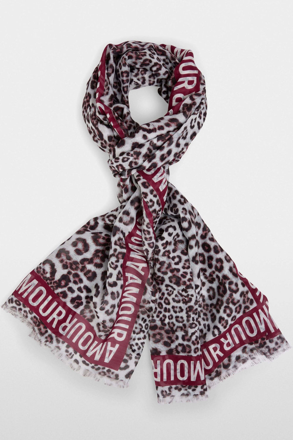 Foulard imprimé léopard avec franges courtes, rayures larges et l'inscription « Amour », léger et élégant, coton et soie.