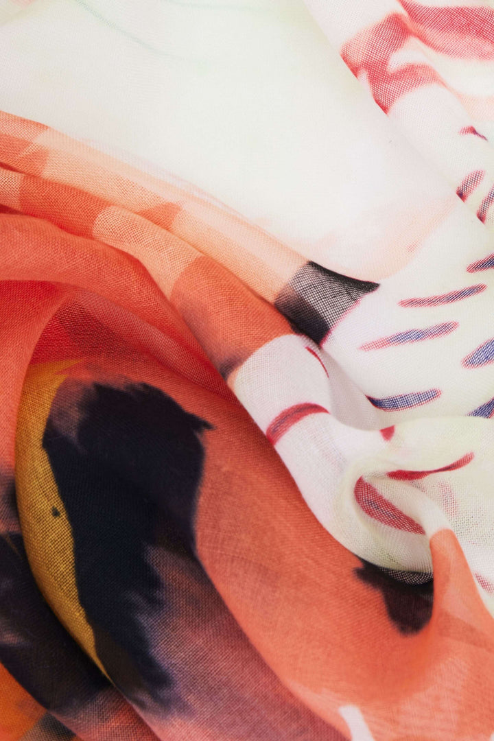 Foulard léger à imprimé tropical avec texture fluide et douce, idéal pour ajouter de la fraîcheur et de la couleur à votre tenue.