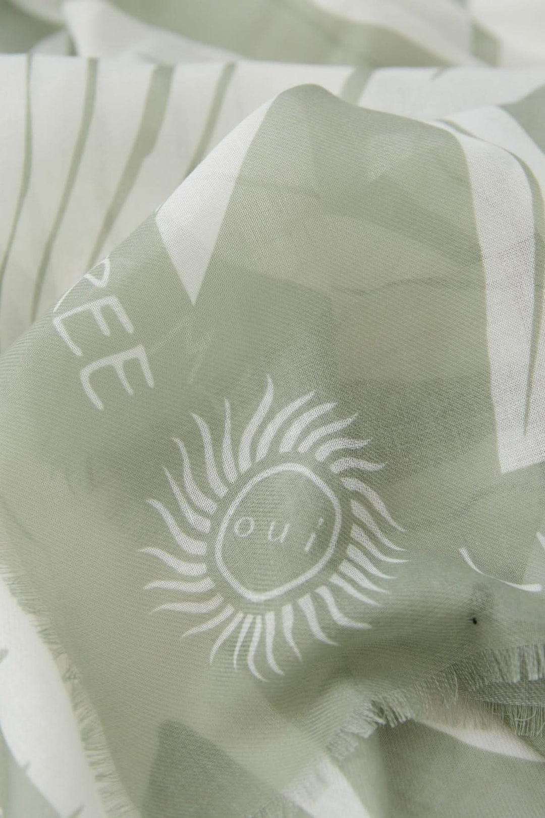 Foulard rectangulaire léger avec imprimé palmier et inscriptions inspirantes, idéal pour un look estival.