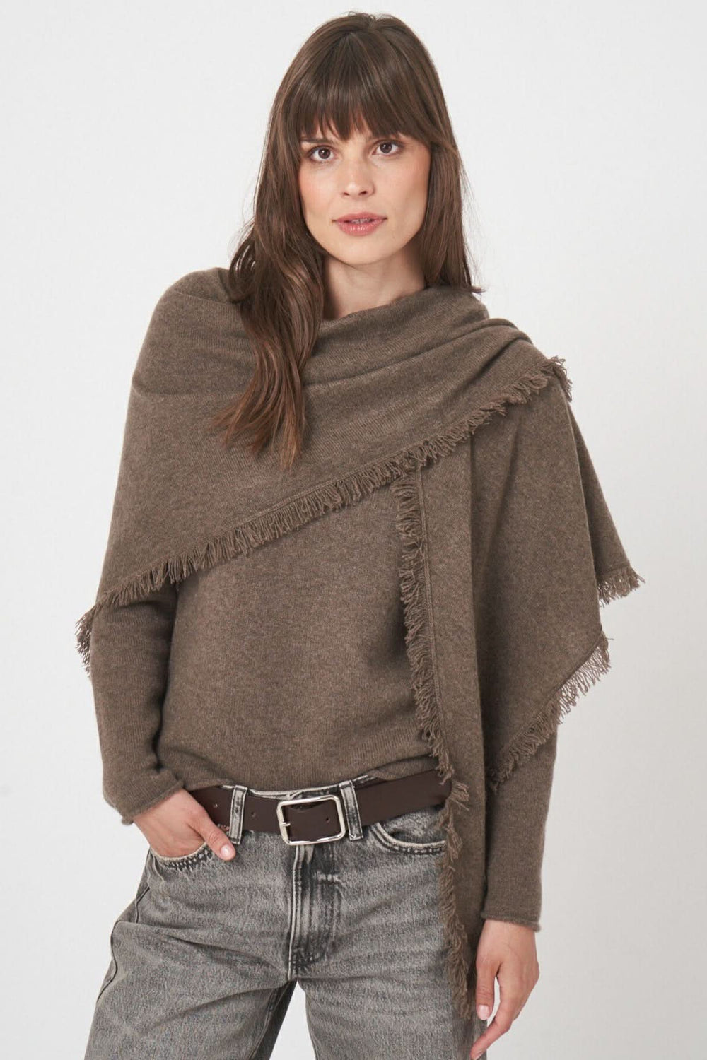 Foulard triangulaire en maille douce, porté sur les épaules, couleur marron, style élégant et décontracté.