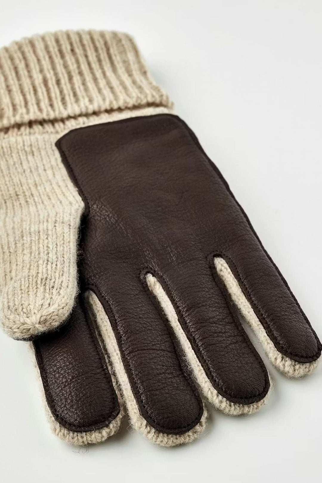Ganst en maille en cuir marron avec poignets côtelés pour une protection confortable et fonctionnelle par temps frais.