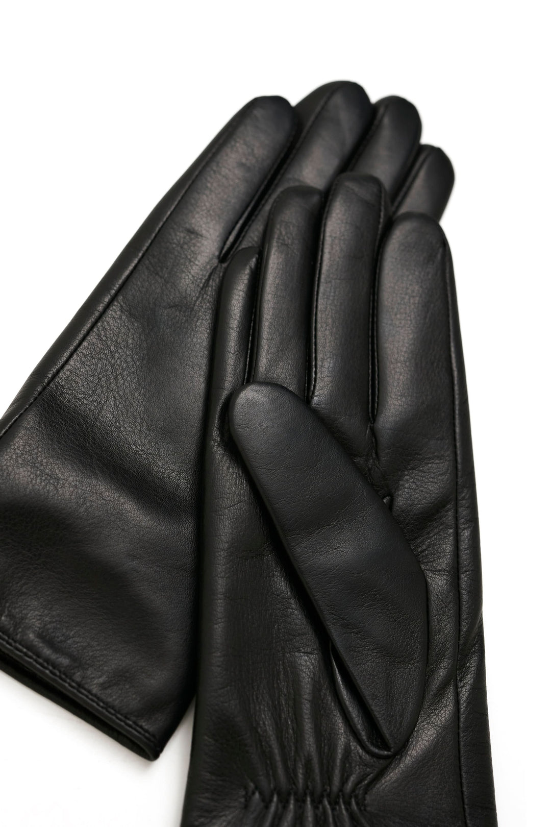 Gants en cuir véritable noirs, élégants et ajustés, parfaits pour les journées froides et un look hivernal sophistiqué.