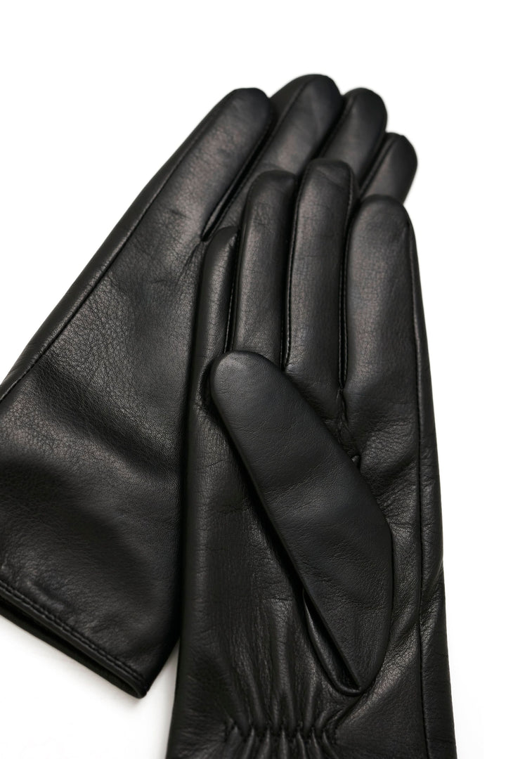 Gants en cuir véritable noirs, élégants et ajustés, parfaits pour les journées froides et un look hivernal sophistiqué.
