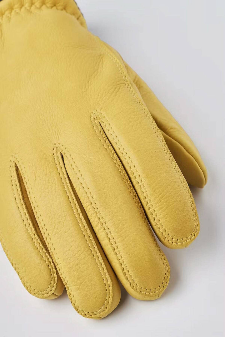 Gant de cuir jaune en peau de cerf avec coupe élégante et couture raffinée, idéal pour l&