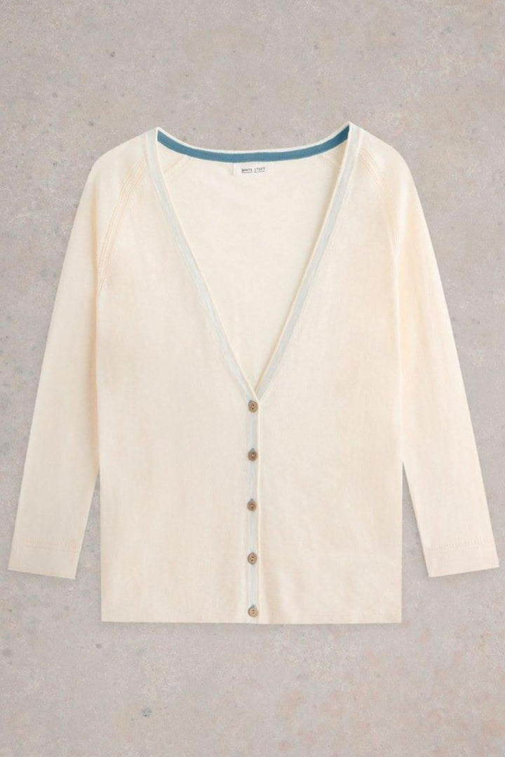 Gilet Col V Naria blanc cassé avec manches trois-quarts et boutons marron, bordure bleue à l'encolure.