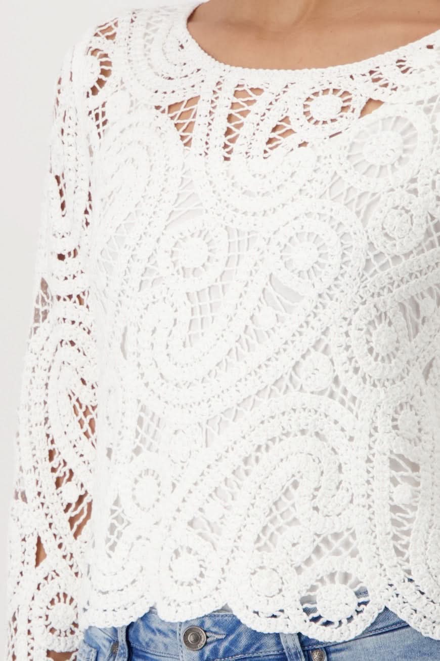 Chandail en crochet blanc à manches longues, design élégant en viscose, parfait pour une tenue chic et décontractée.