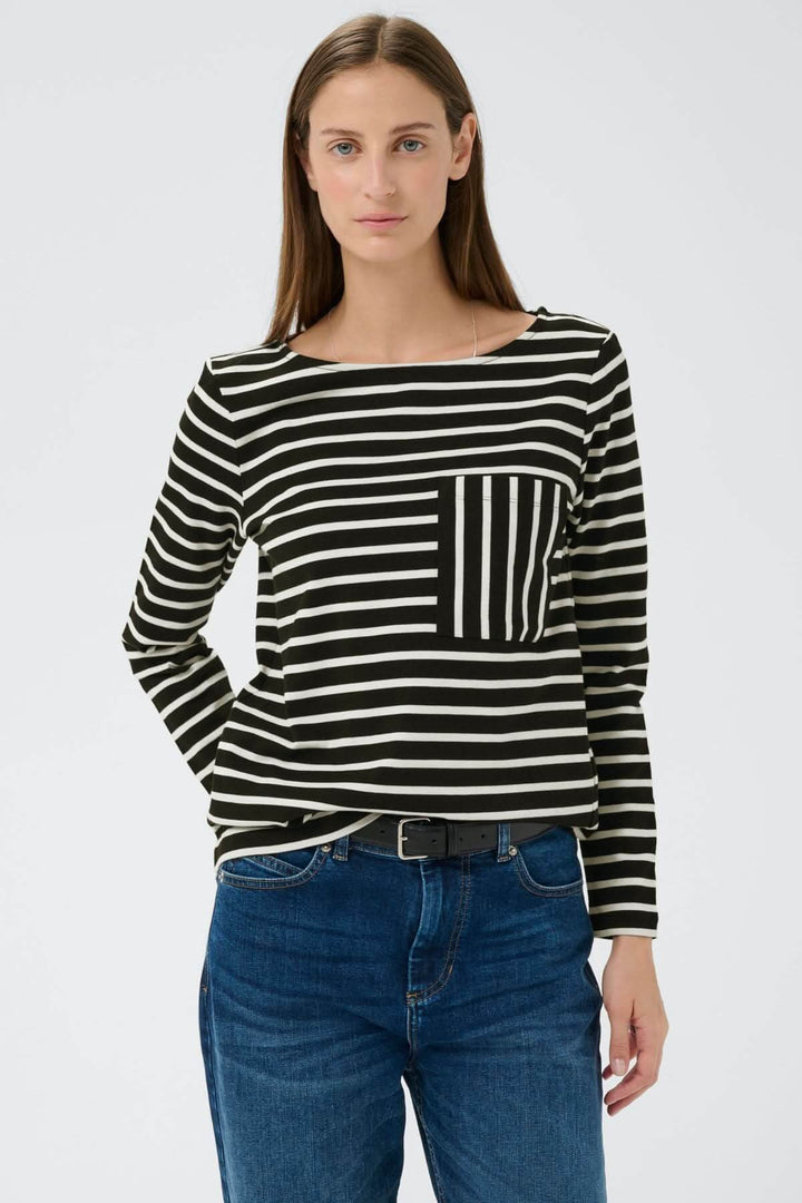 Haut à rayures contrastées Della avec manches longues et poche poitrine, porté par un mannequin.