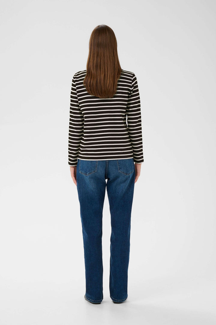 Vue arrière du Haut à rayures contrastées Della, manches longues et poche poitrine contrastée. Style décontracté.