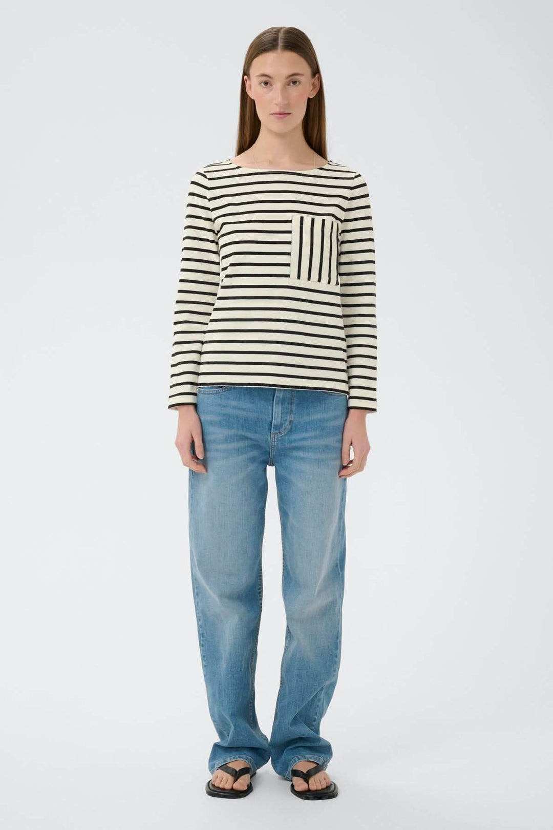 Haut à rayures contrastées Della, manches longues, rayures graphiques, poche poitrine contrastée, coupe droite, porté décontracté.