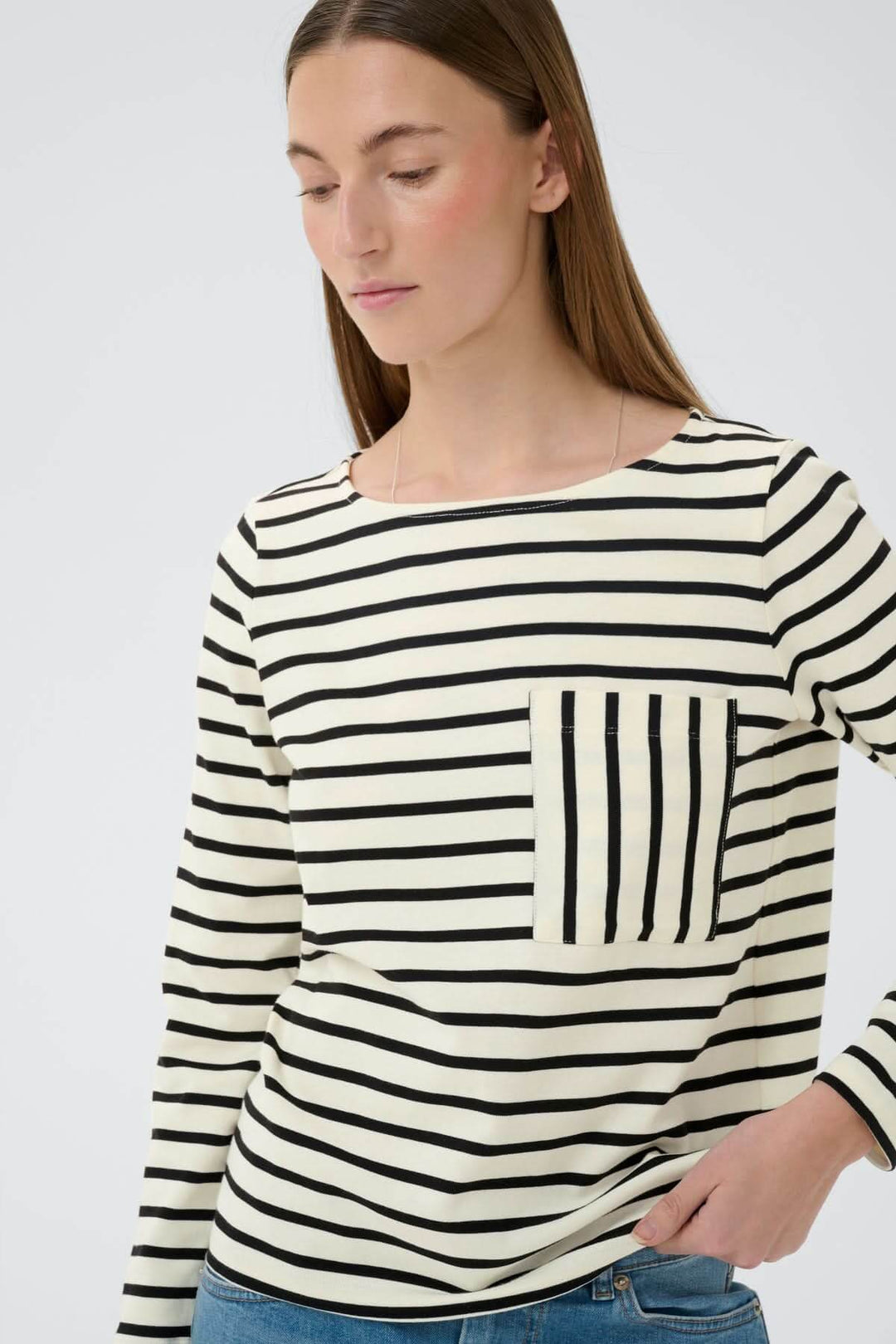 Haut à rayures contrastées Della avec manches longues et poche poitrine, coupe droite pour un style décontracté et moderne.