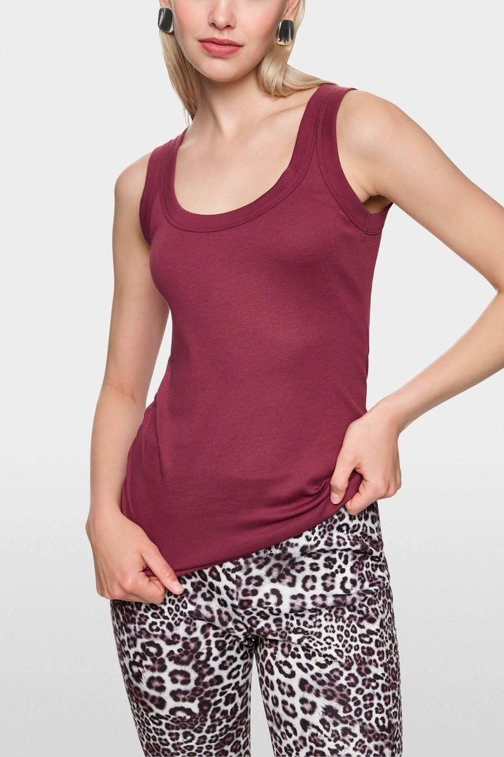 Femme portant un haut sans manches en coton côtelé avec finitions contrastées