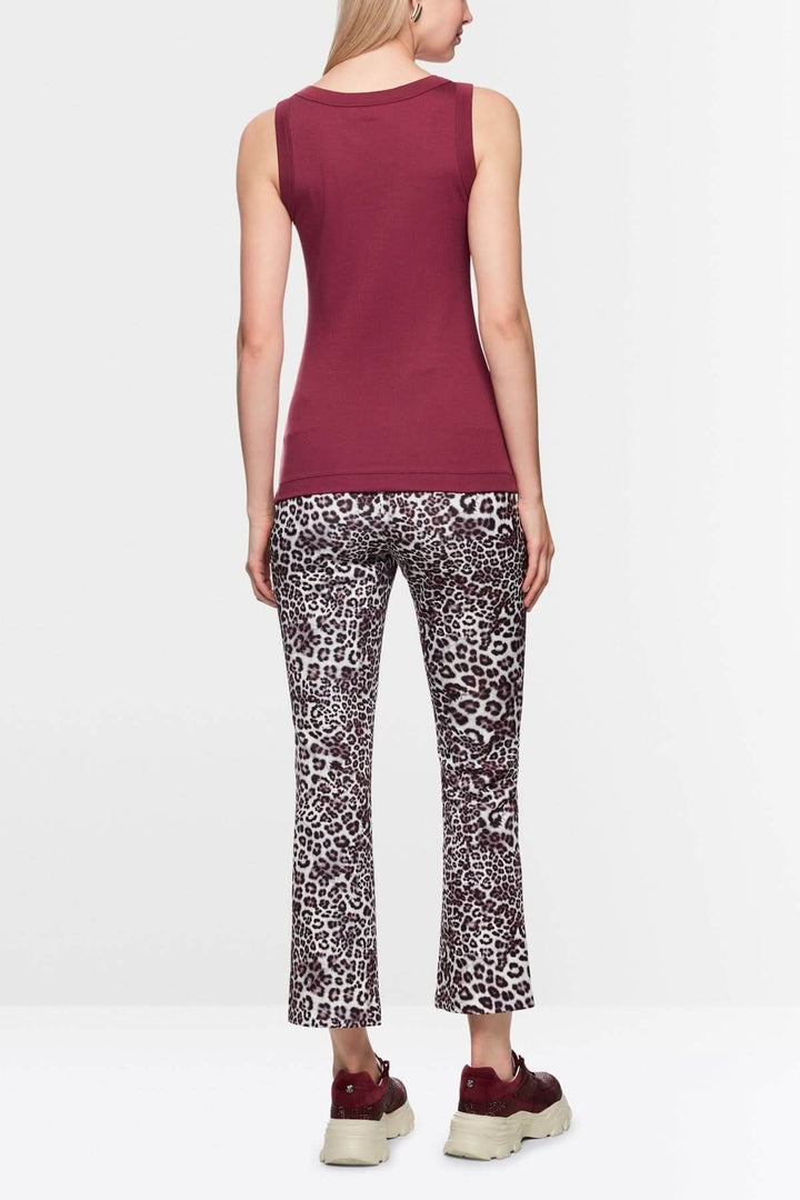 Femme portant un haut sans manches en coton côtelé, coupe ajustée, avec encolure et emmanchures contrastées.