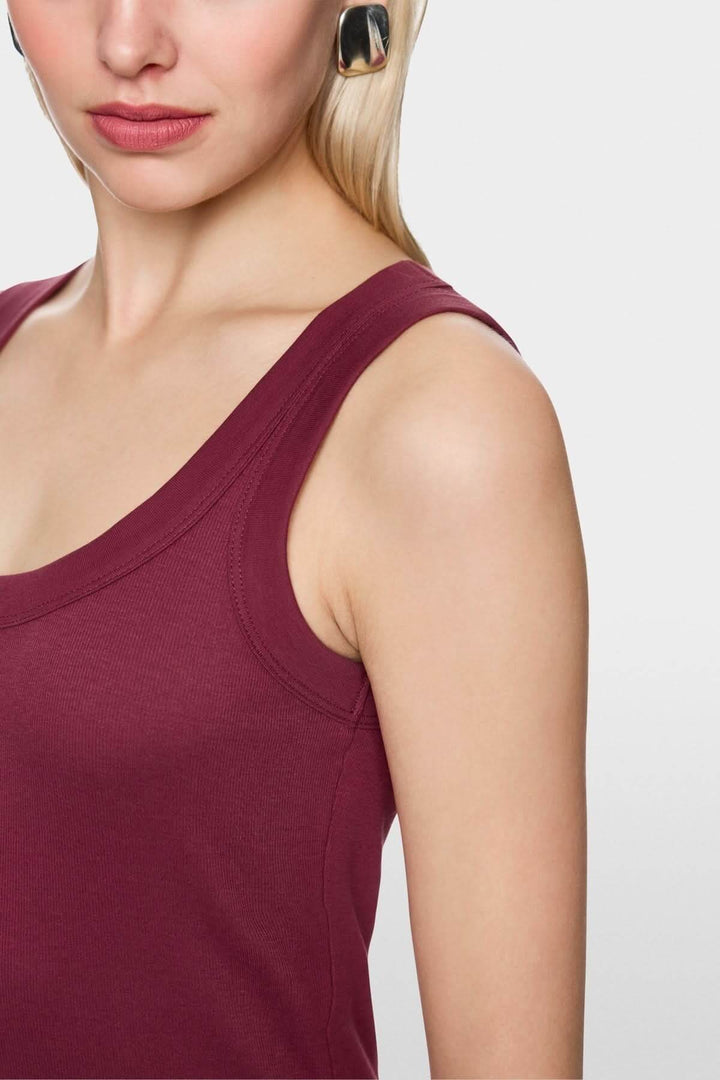 Haut sans manches en coton côtelé avec finitions contrastées sur encolure et emmanchures, design minimaliste pour superposition.