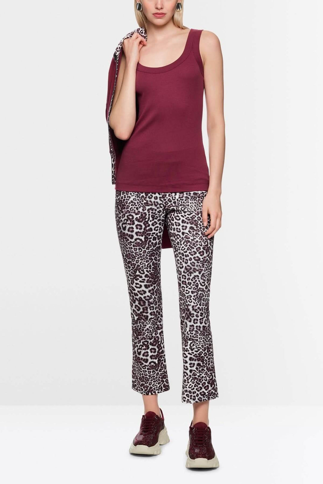 Haut sans manches en coton côtelé bordeaux avec finitions contrastées, porté par mannequin, associés à un pantalon motif léopard.