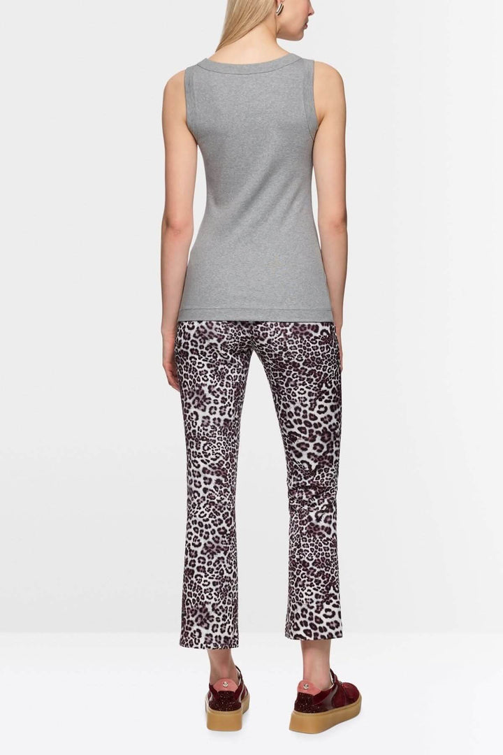 Femme portant un haut sans manches en coton côtelé gris avec finitions contrastées, vu de dos, sur un fond blanc.