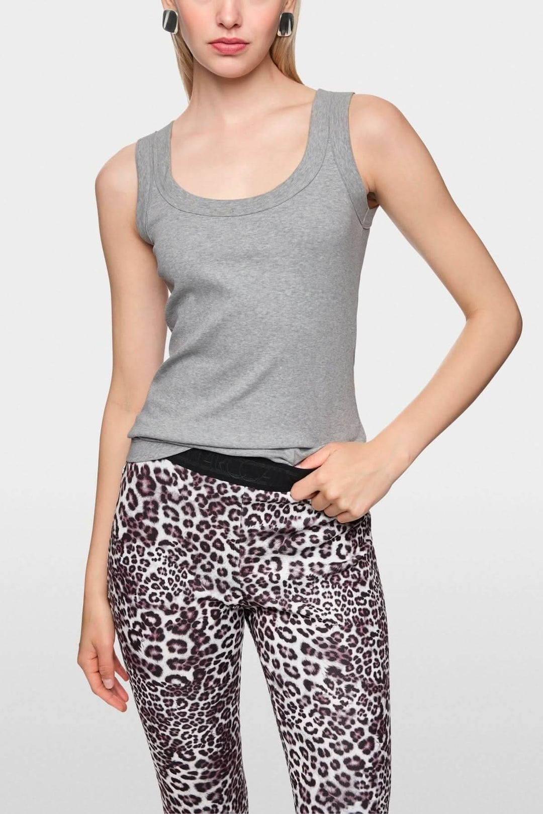 Haut sans manches en coton côtelé gris avec finitions contrastées à l'encolure, porté par une femme, idéal pour un look minimaliste.