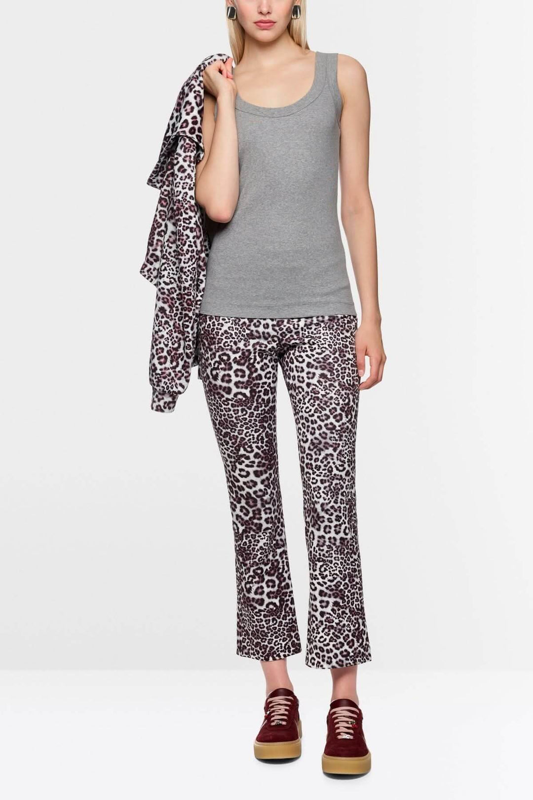 Femme portant un haut sans manches en coton côtelé gris avec pantalon imprimé léopard.