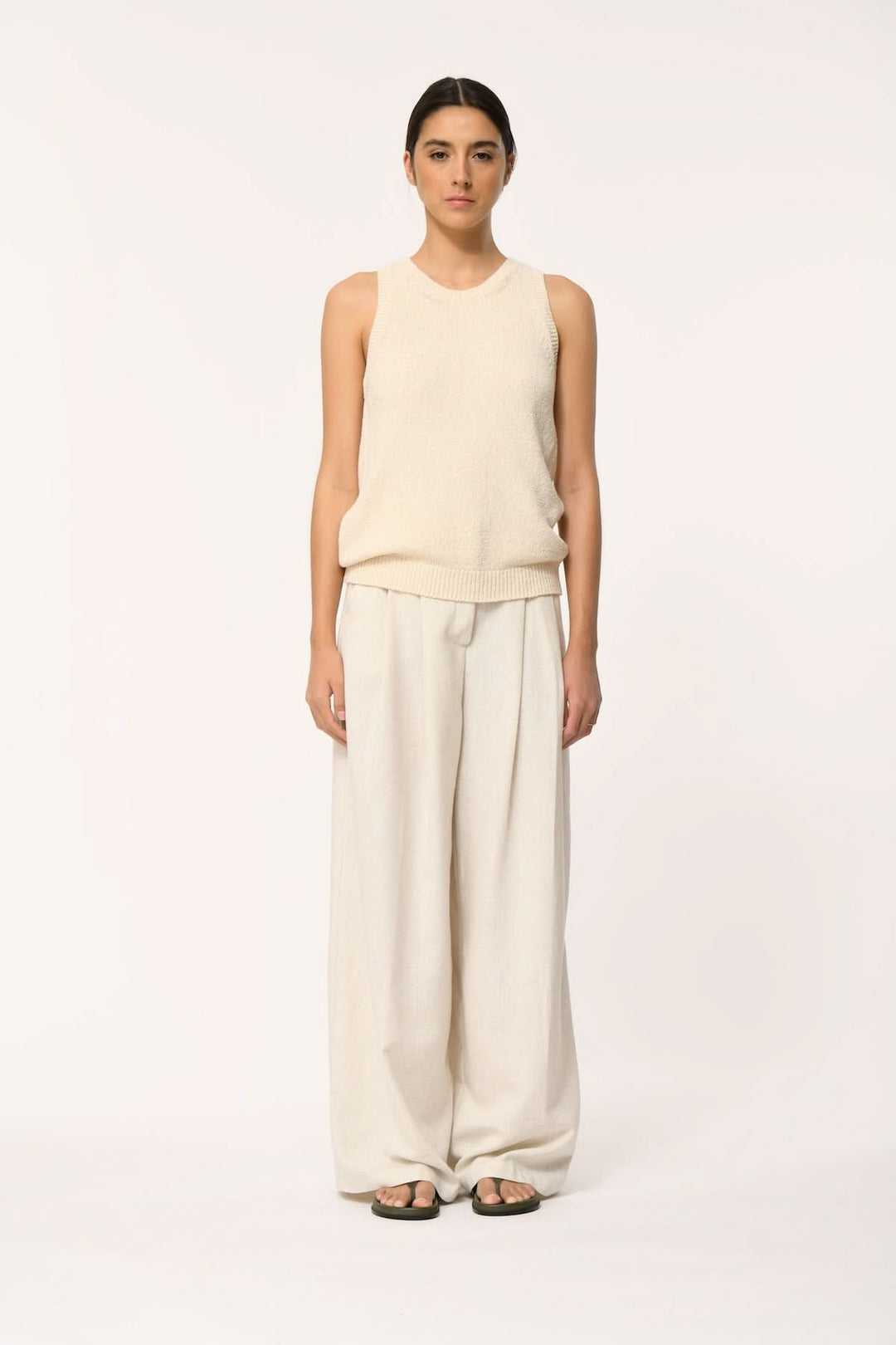 Femme portant le Haut sans manches en maille texturée JANICIA, coupe fluide et confortable, adapté pour une garde-robe minimaliste.