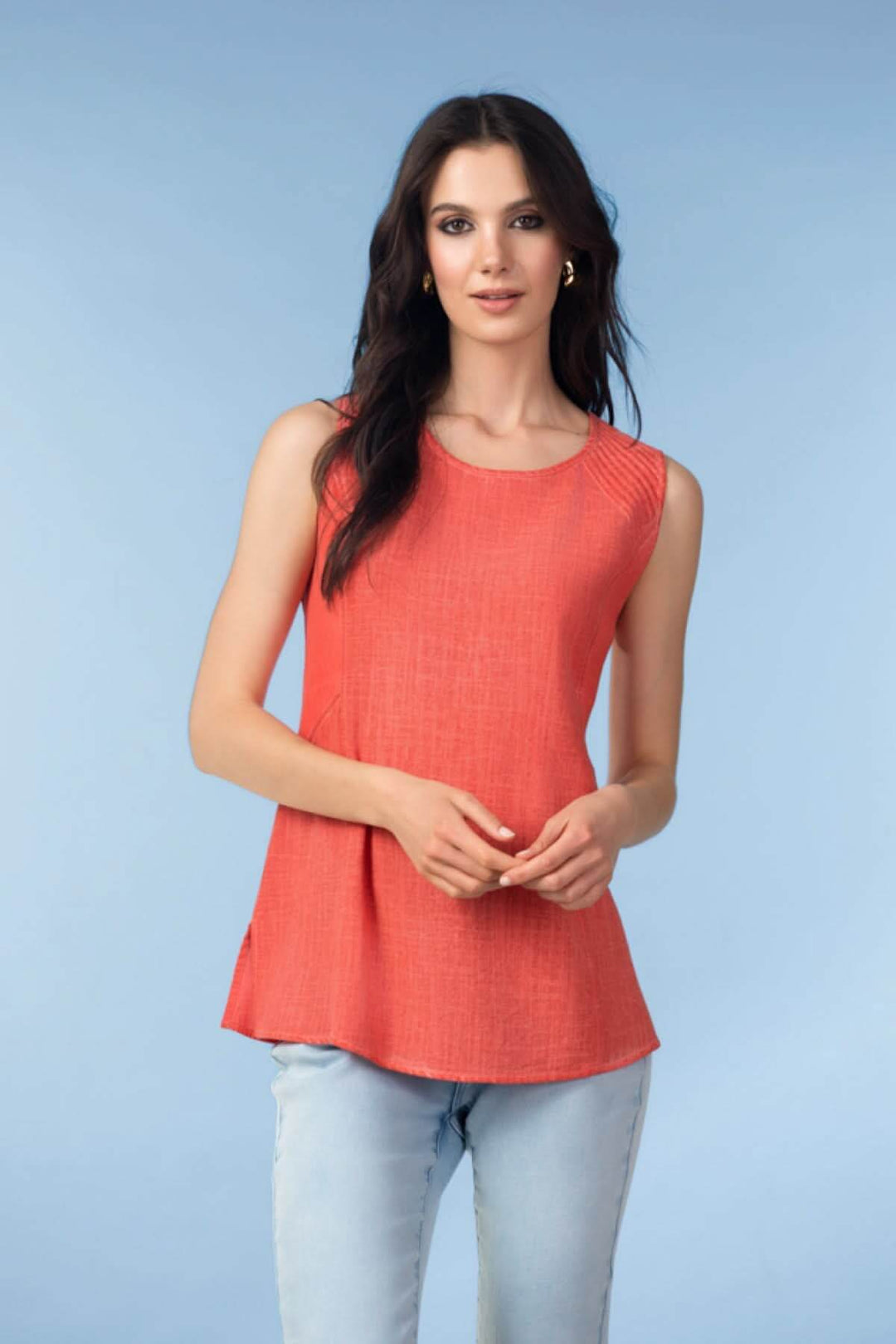 Haut sans manches encolure ronde rouge porté par une femme, idéal pour un style quotidien élégant et confortable.