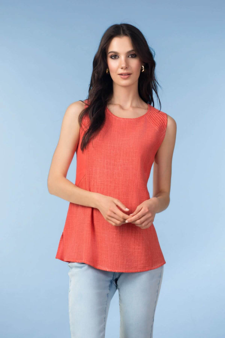 Haut sans manches encolure ronde rouge porté par une femme, idéal pour un style quotidien élégant et confortable.