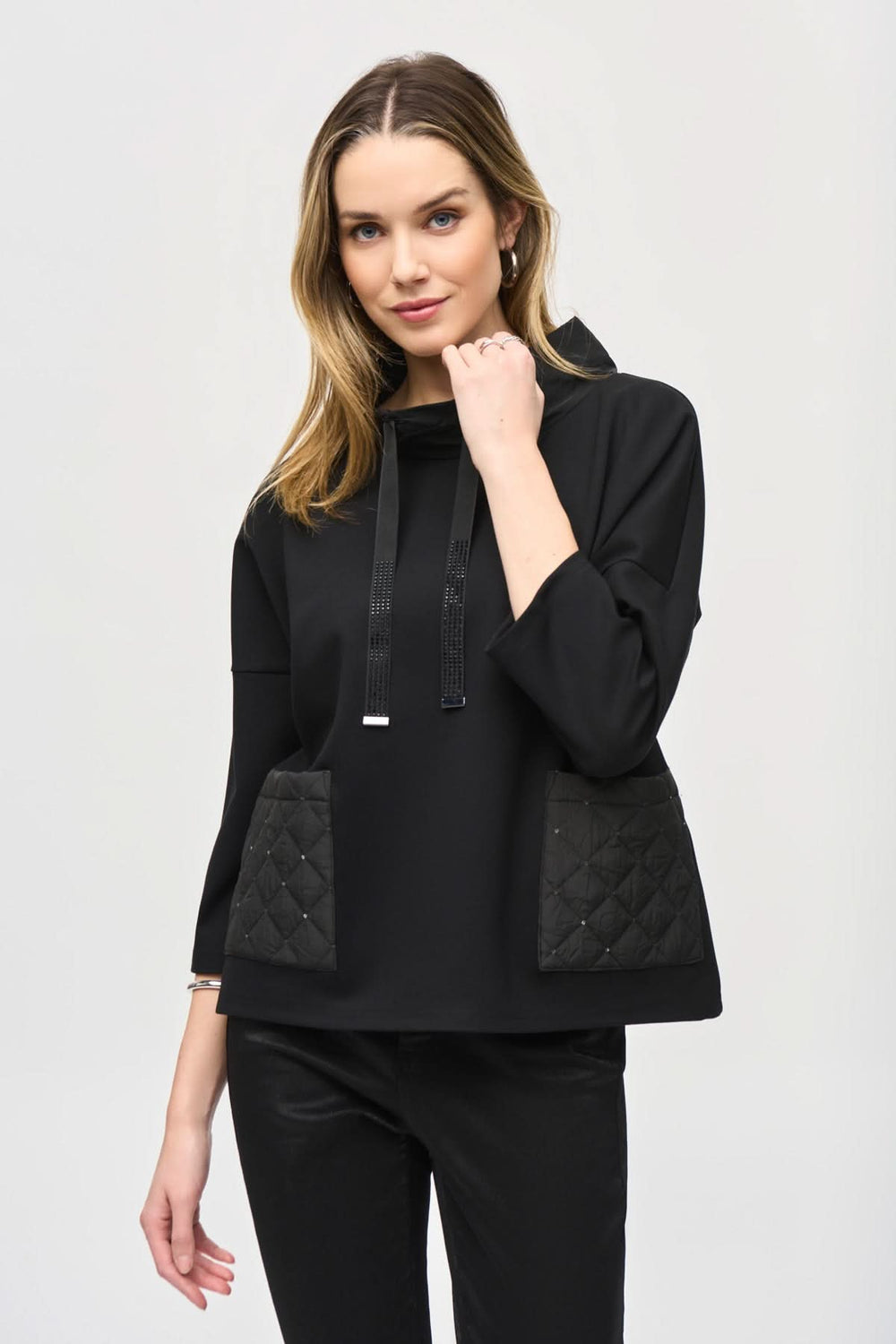 Haut surdimensionné noir avec col bénitier et poches matelassées, parfait pour un look décontracté et stylé.