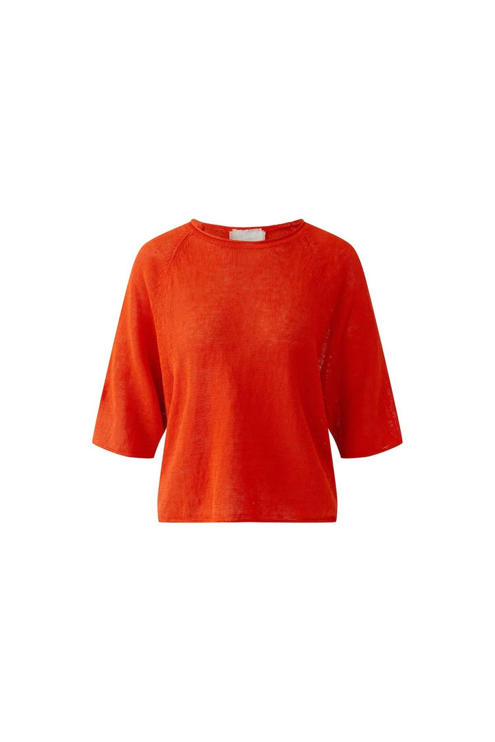 Haut texturé minimaliste en tissu à relief subtil, couleur rouge, avec encolure classique et coupe confortable pour un style moderne.