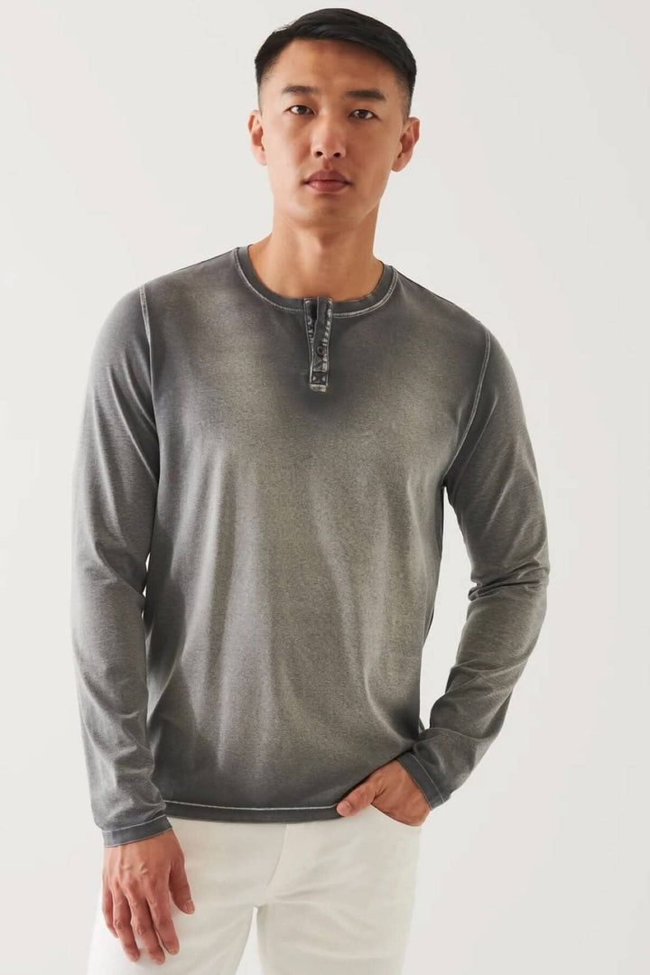 Homme portant un henley en coton stretch vintage wash à manches longues, couleur grise.