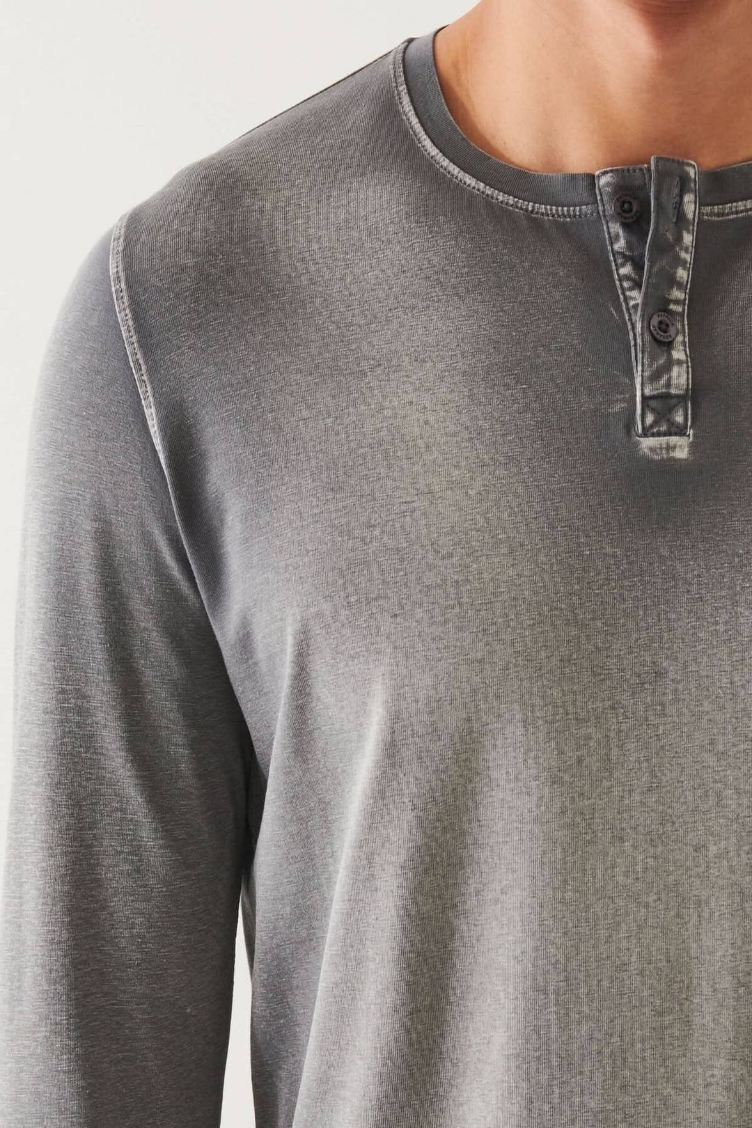 Henley en coton stretch vintage wash, manches longues, couleur gris dégradé, coupe décontractée, finition vintage.
