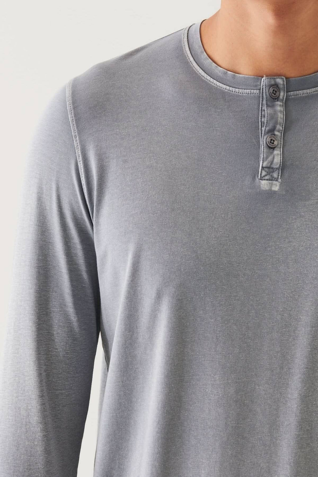 Henley en coton stretch gris vintage, manches longues, tissu doux et léger, fini délavé pour un look décontracté.