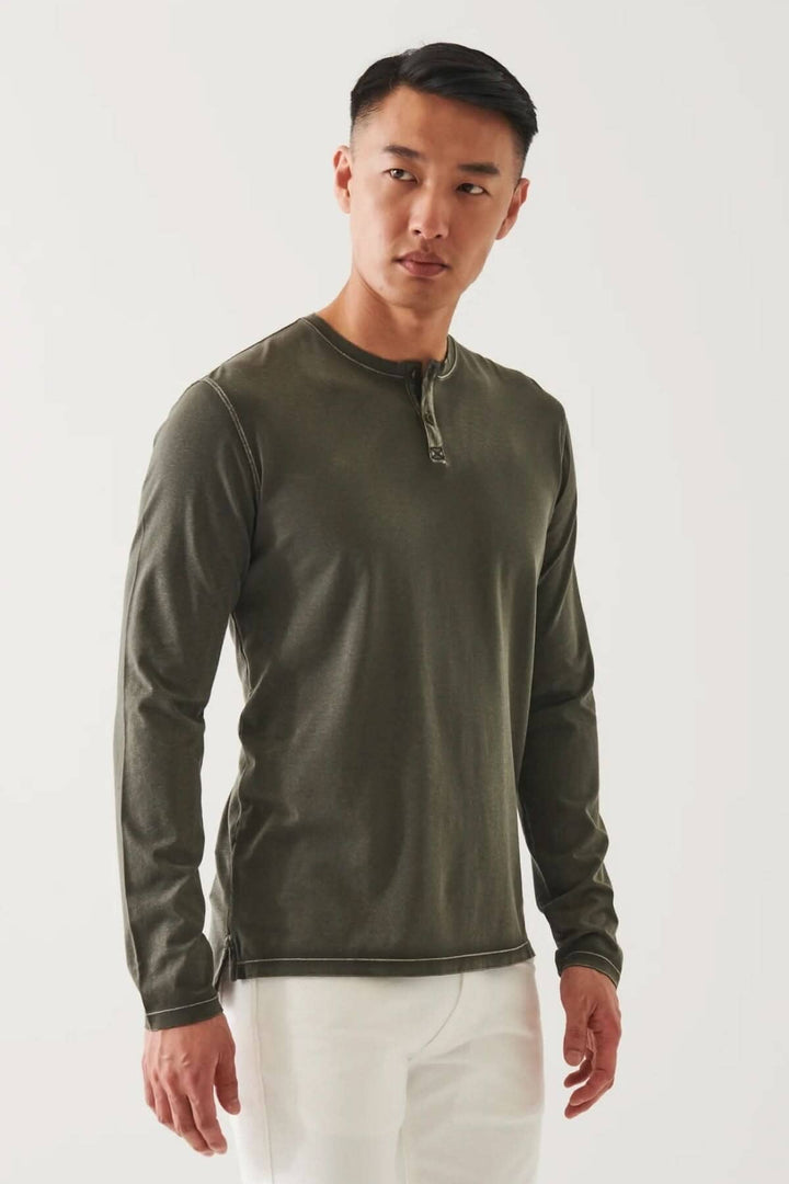 Henley en coton stretch vintage wash, homme, à manches longues, couleur olive, style décontracté.