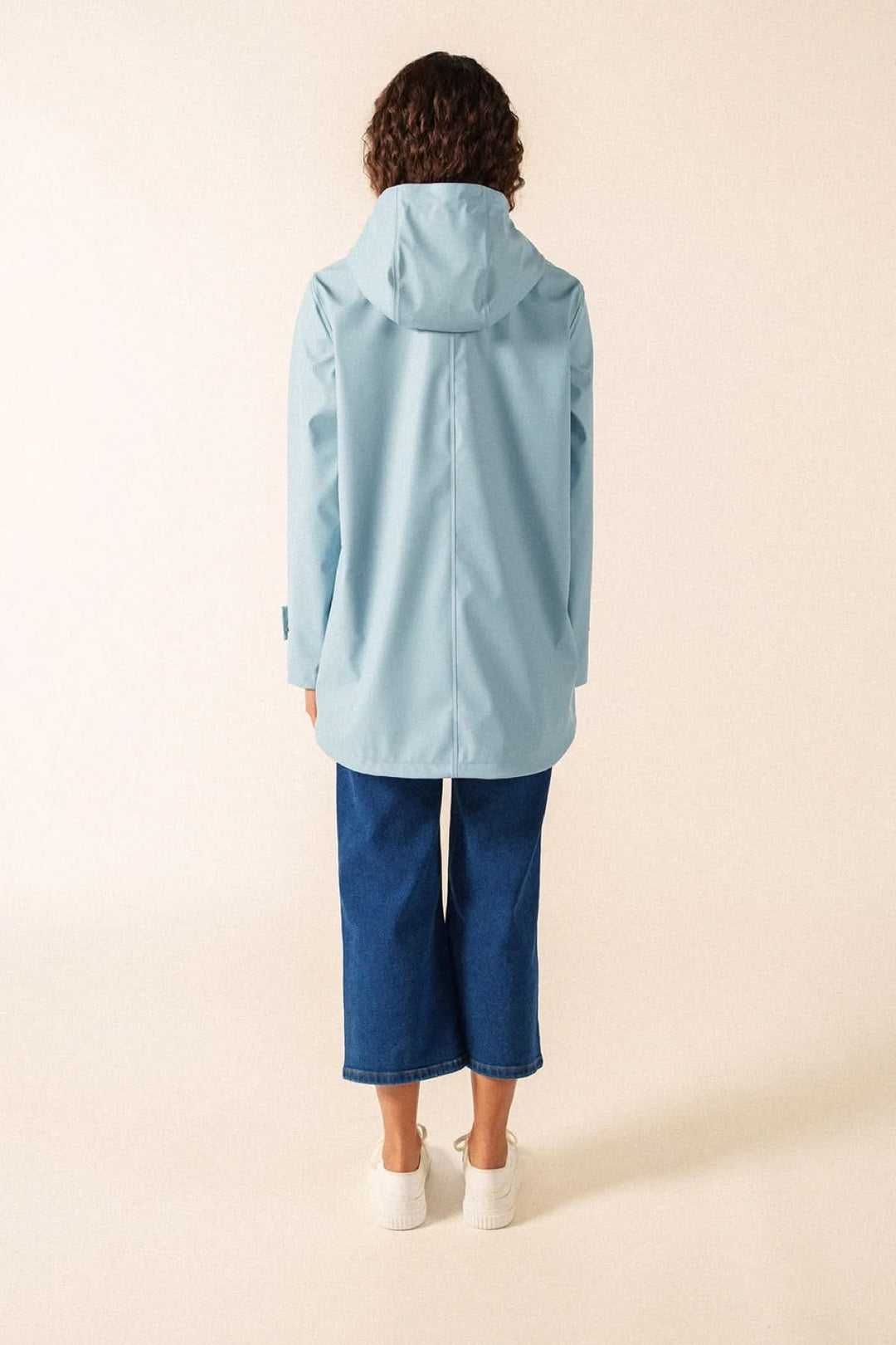 Vue arrière de l'imperméable STE GAIA bleu, parfait pour le printemps, avec coutures soudées et doublure en mesh pour confort et légèreté.