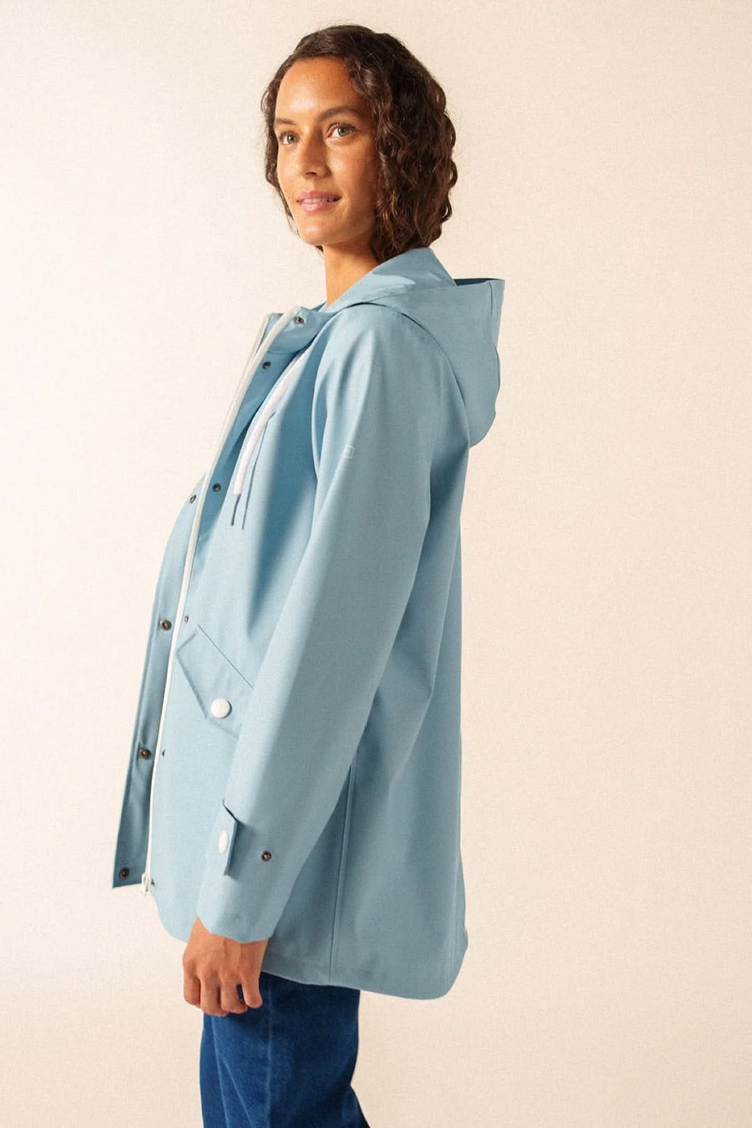 Imperméable STE GAIA en polyuréthane bleu avec coutures soudées et doublure mesh, idéal pour temps changeant, vue latérale.