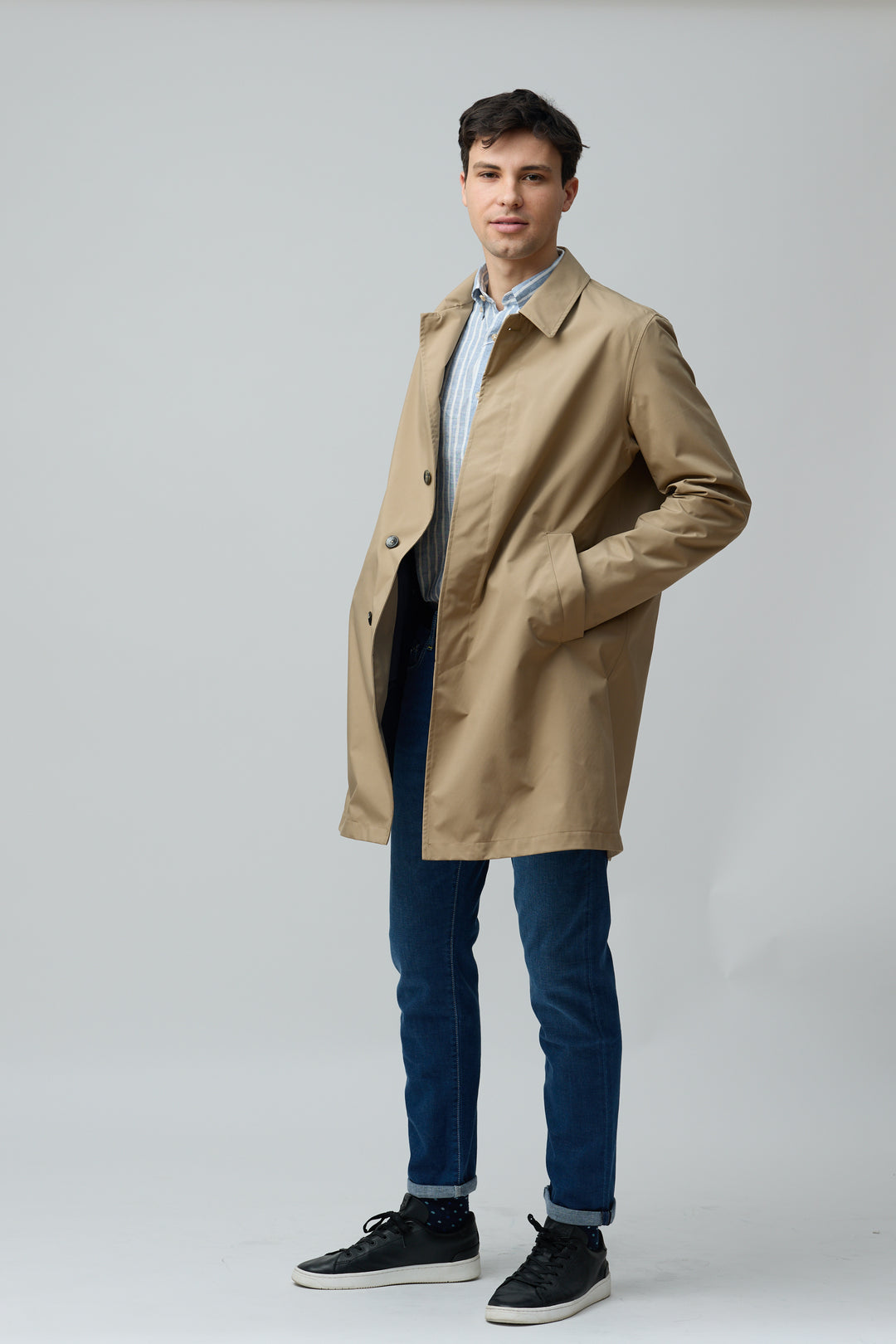 Homme portant Imperméable en microfibre technique beige avec col chemise et manches longues, subtilité chic moderne