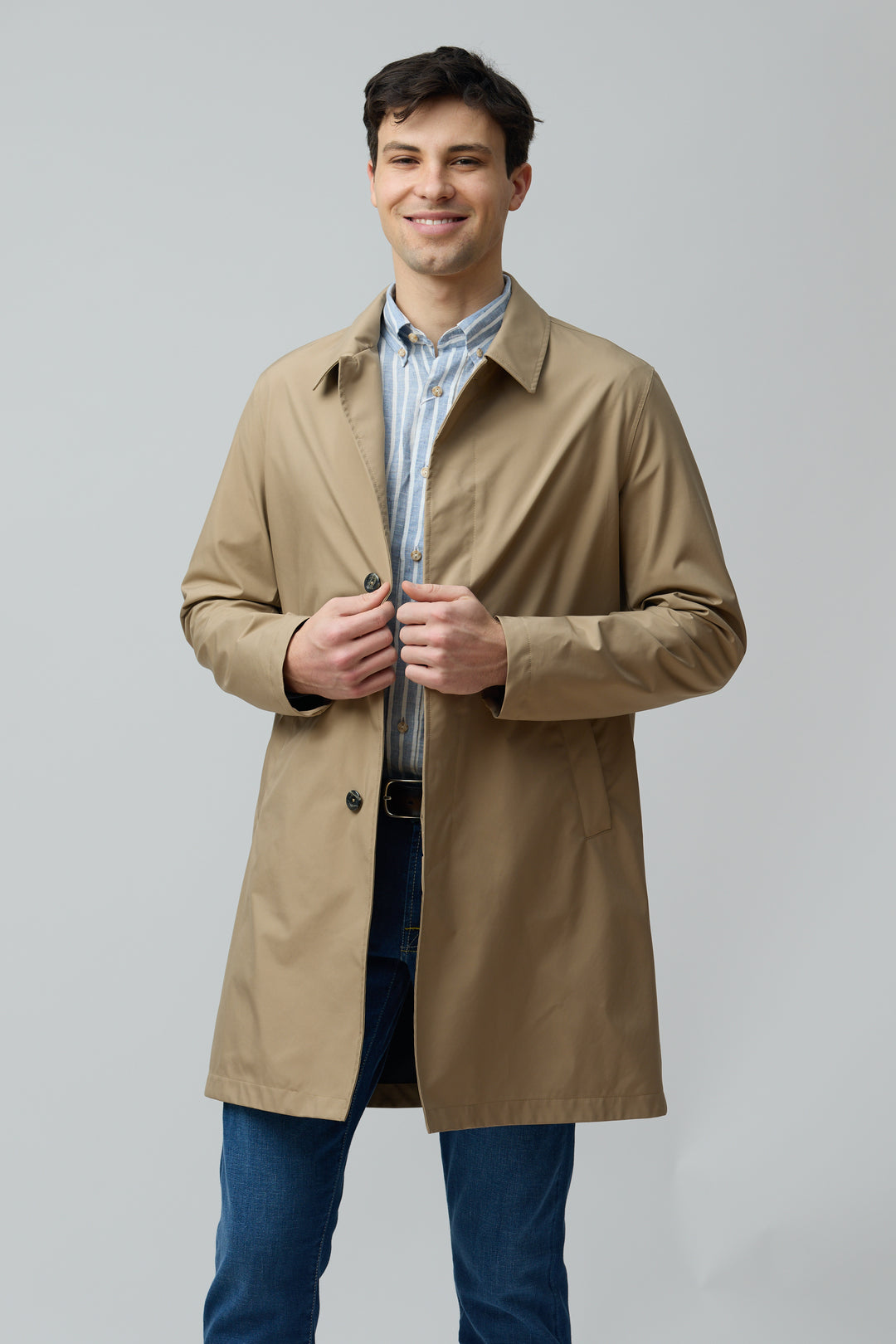 Homme portant un imperméable en microfibre technique au fini ultra-mat, idéal pour mi-saison. Style moderne et épuré, signature Herno.