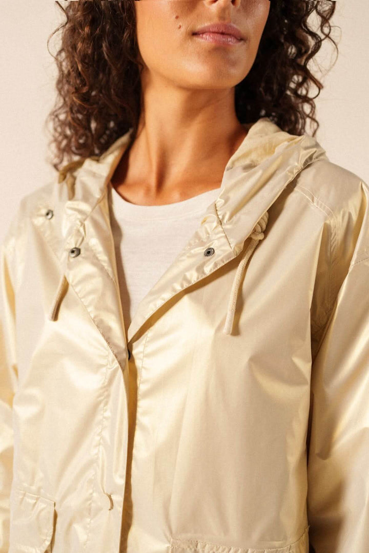 Imperméable léger à capuche STE IRIS porté par modèle, matière déperlante, coupe confortable pour style urbain ou décontracté.
