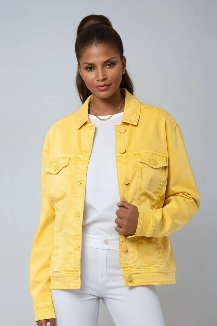 Veste en denim jaune avec coupe droite, col chemise, portée sur un t-shirt blanc, look printanier.