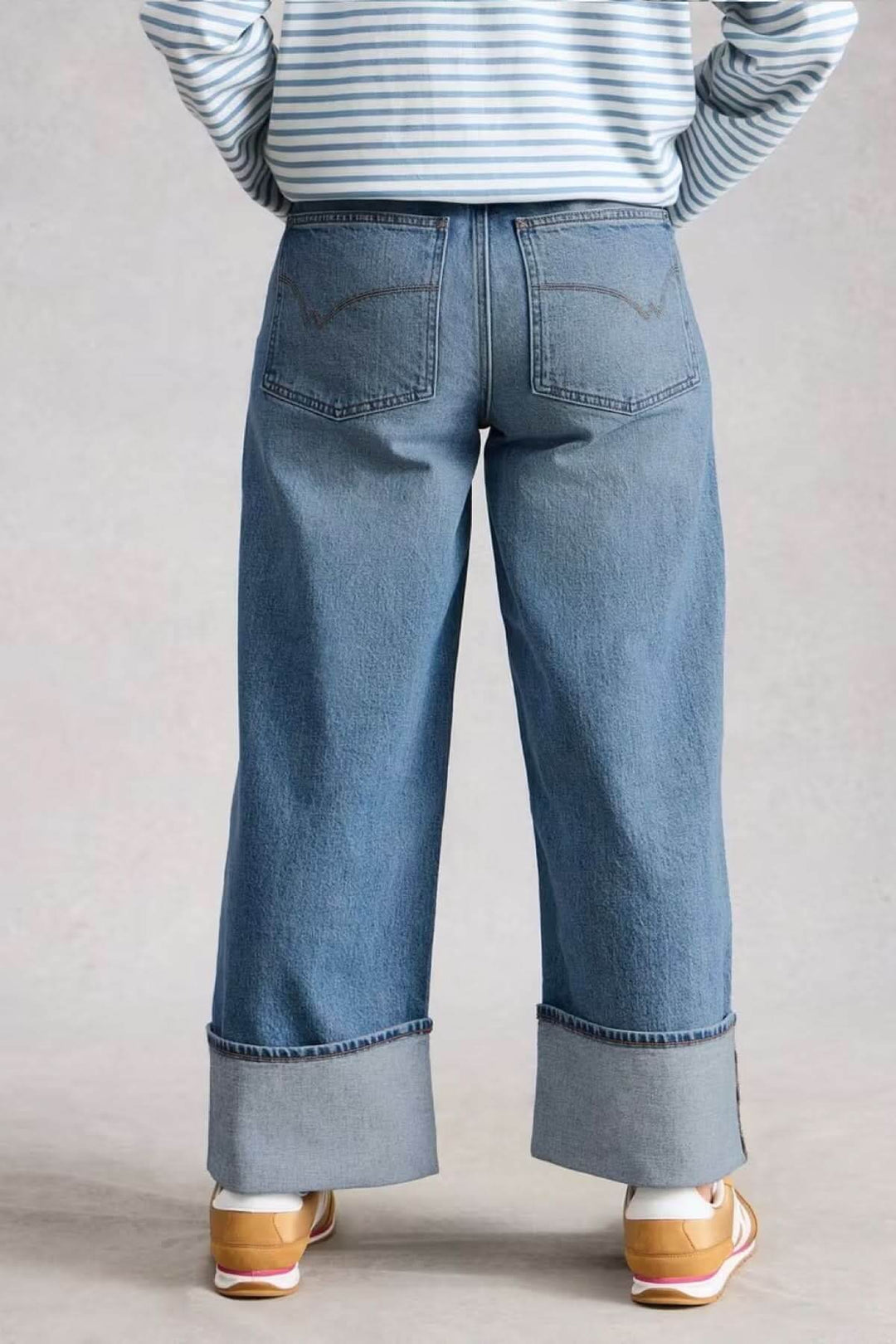 Jean Bailey Straight à revers avec ourlet large, coupe droite moderne et décontractée pour un look polyvalent.