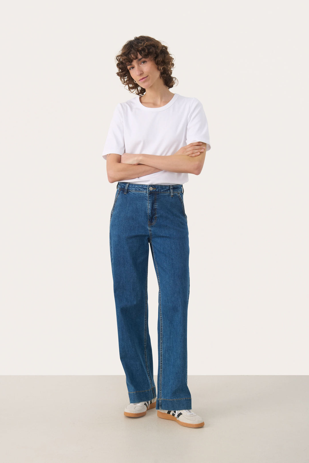 Jean Barba, jean à jambe large moderne et décontracté, porté par une personne vêtue d'un t-shirt blanc, parfait pour un style quotidien.