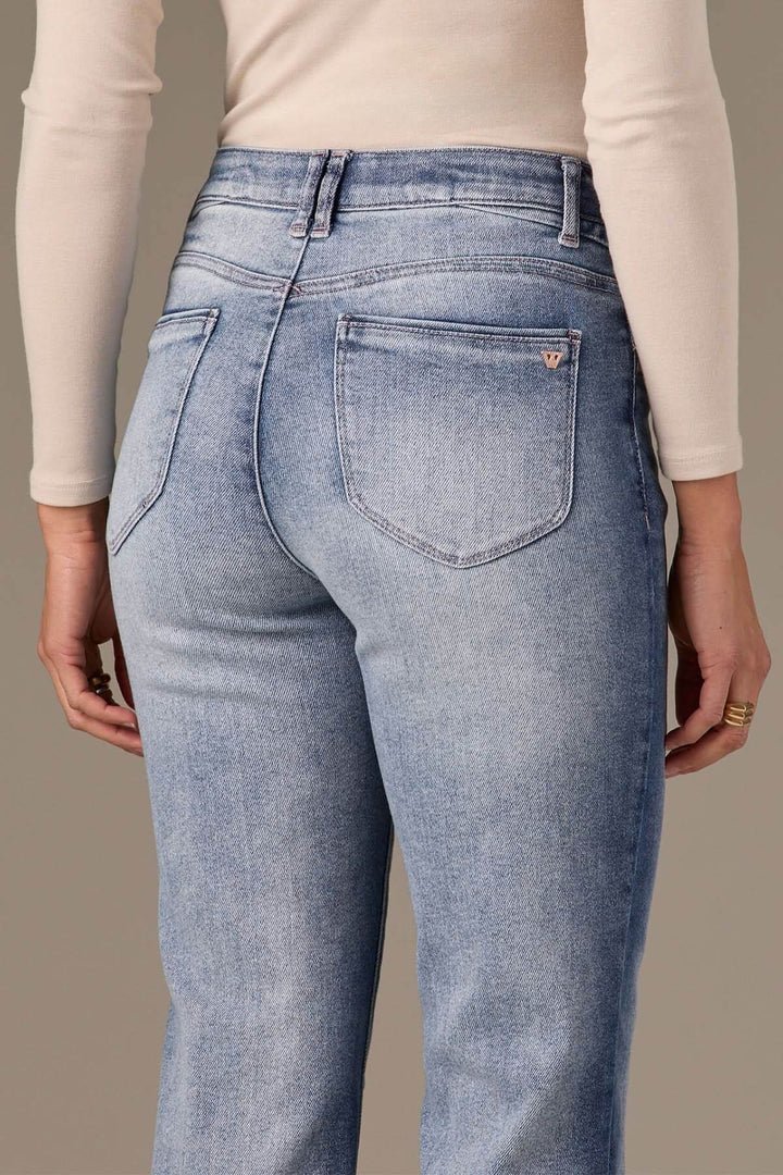 Vue arrière du jean évasé à jambe courte, taille haute, en denim clair, allongeant la silhouette moderne.