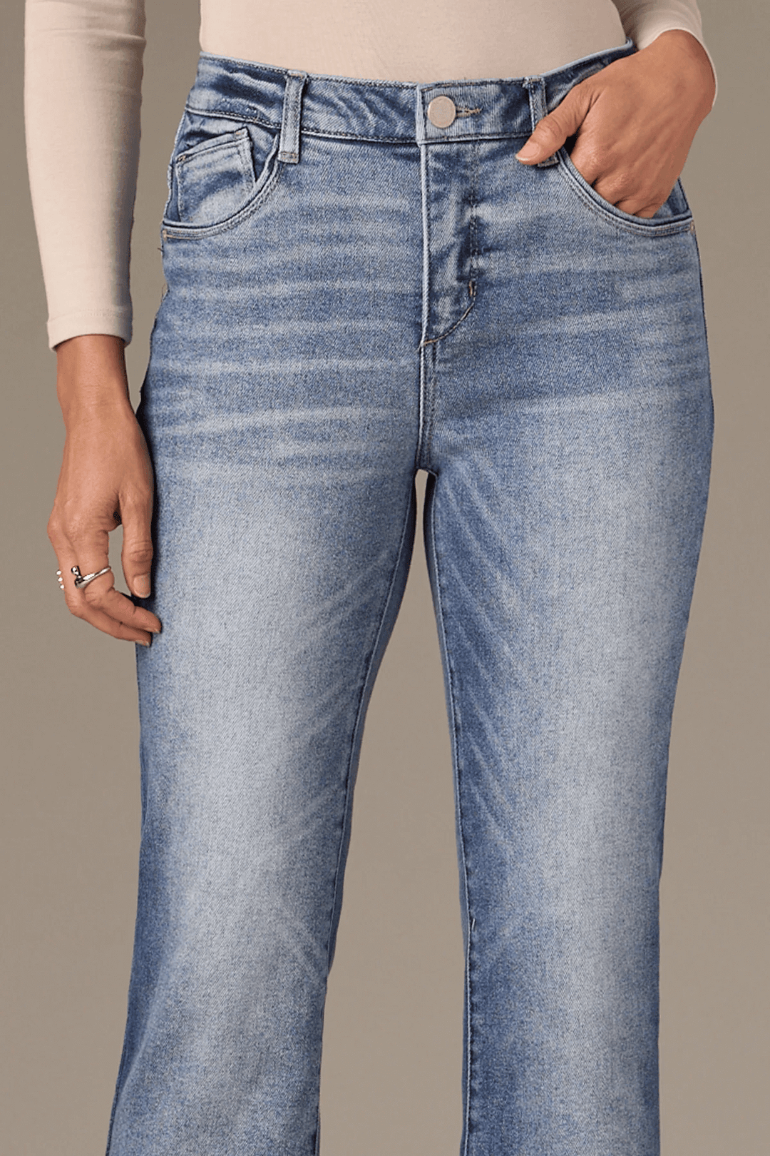 Jean Bennett taille haute évasé à jambe courte en denim moderne sur mannequin, parfait pour look quotidien.