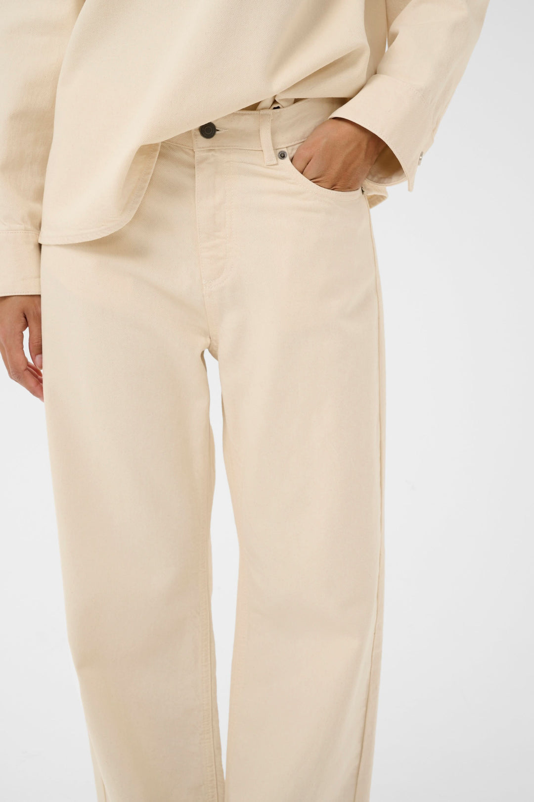 Jean Dilys droit classique coupe droite en denim beige, idéal pour un style moderne et élégant.