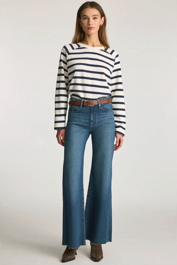 Femme portant le Jean Grace jambe large taille mi-haute avec une silhouette élancée et contemporaine.