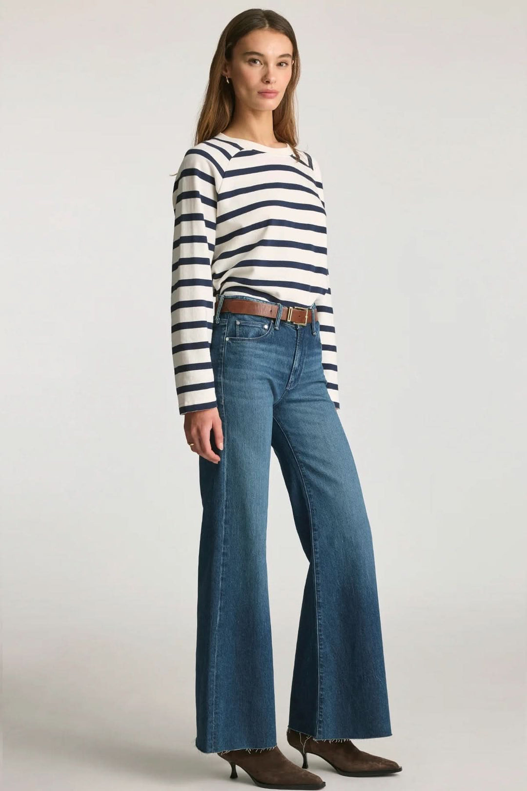 Jean Grace jambe large taille mi-haute porté par une femme, look élégant et décontracté, taille mi-haute, coupe fluide et allongeante.