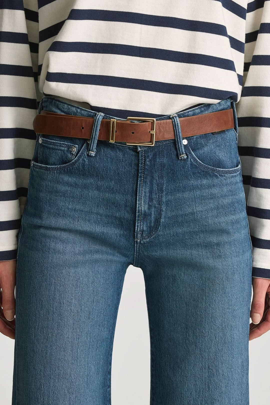 Jean Grace jambe large taille mi-haute en denim avec ceinture marron, idéal pour un look contemporain