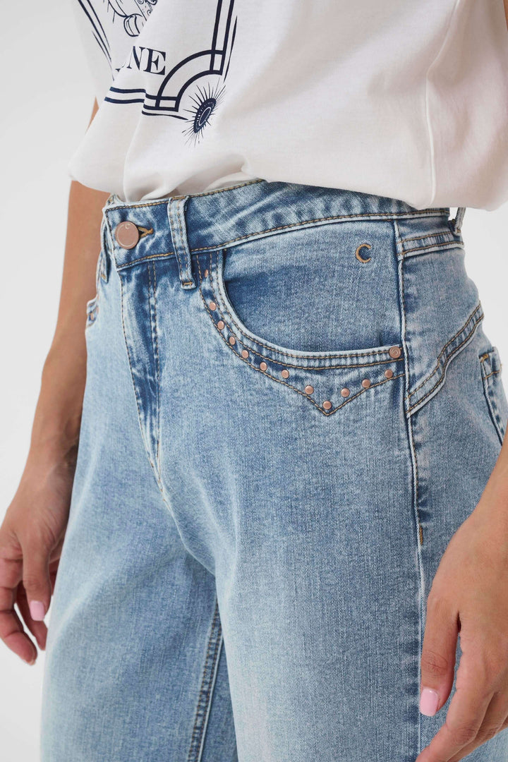 Jean Joani décontracté avec coupe droite et délavage clair, mettant en valeur la silhouette pour un style moderne et confortable.