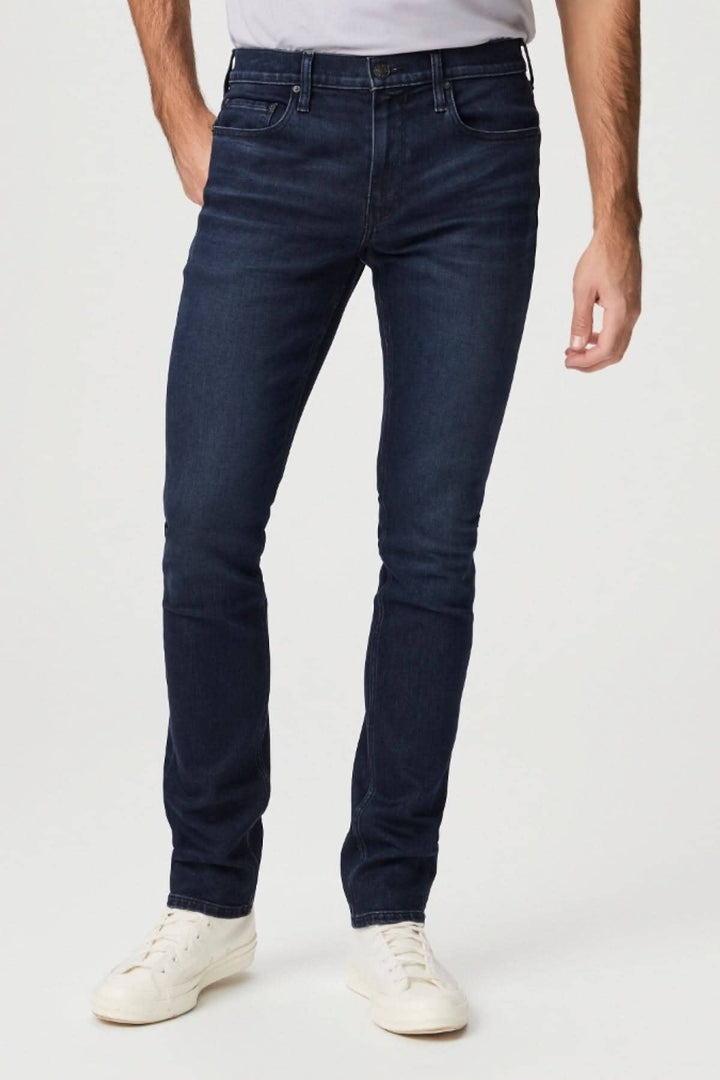 Jean slim Lennox en denim indigo foncé, ajusté aux cuisses et se rétrécissant aux chevilles.