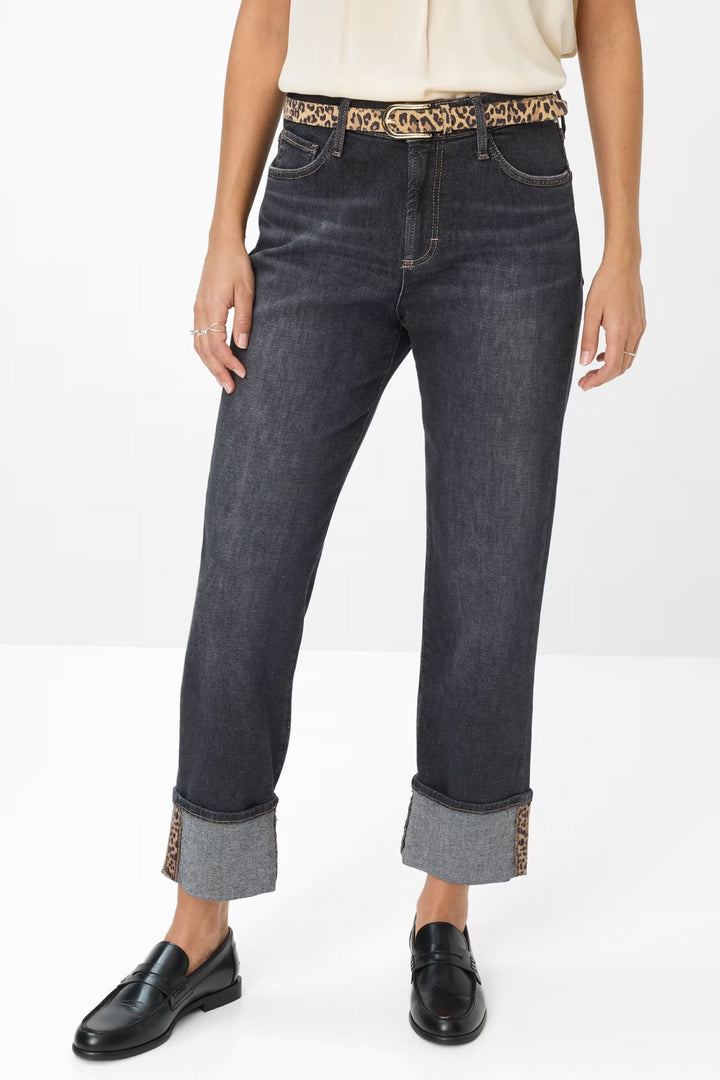 Jean Madison avec revers contrastés, coupe droite moderne, et ceinture imprimée, parfait pour un look tendance.