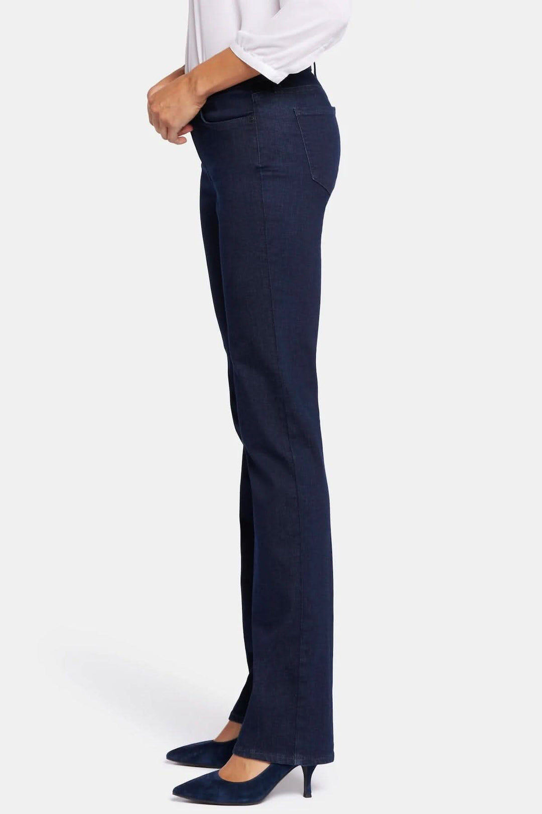 Jean Marilyn droit, coupe flatteuse, style classique, taille haute, cinq poches, coloris bleu foncé.