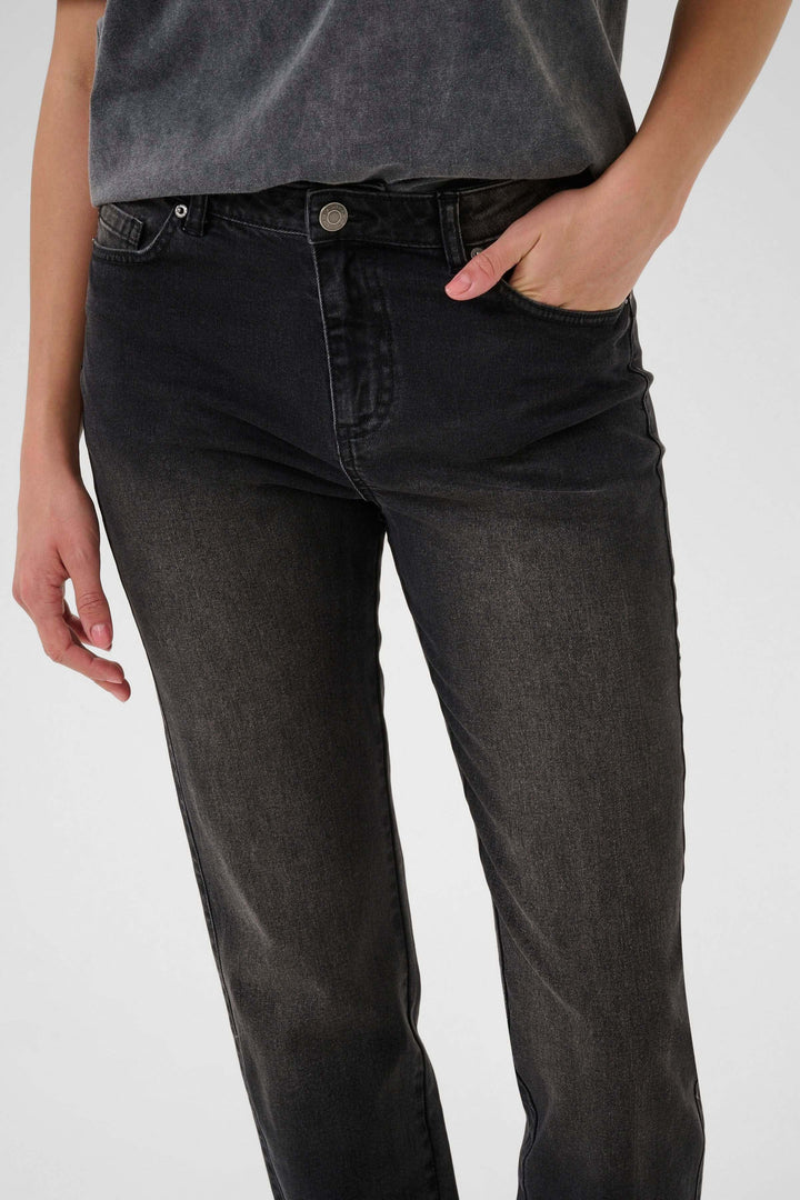 Jean Maris coupe droite taille classique en denim noir, offert avec une finition délavée et des détails de confort, parfait pour un look polyvalent.