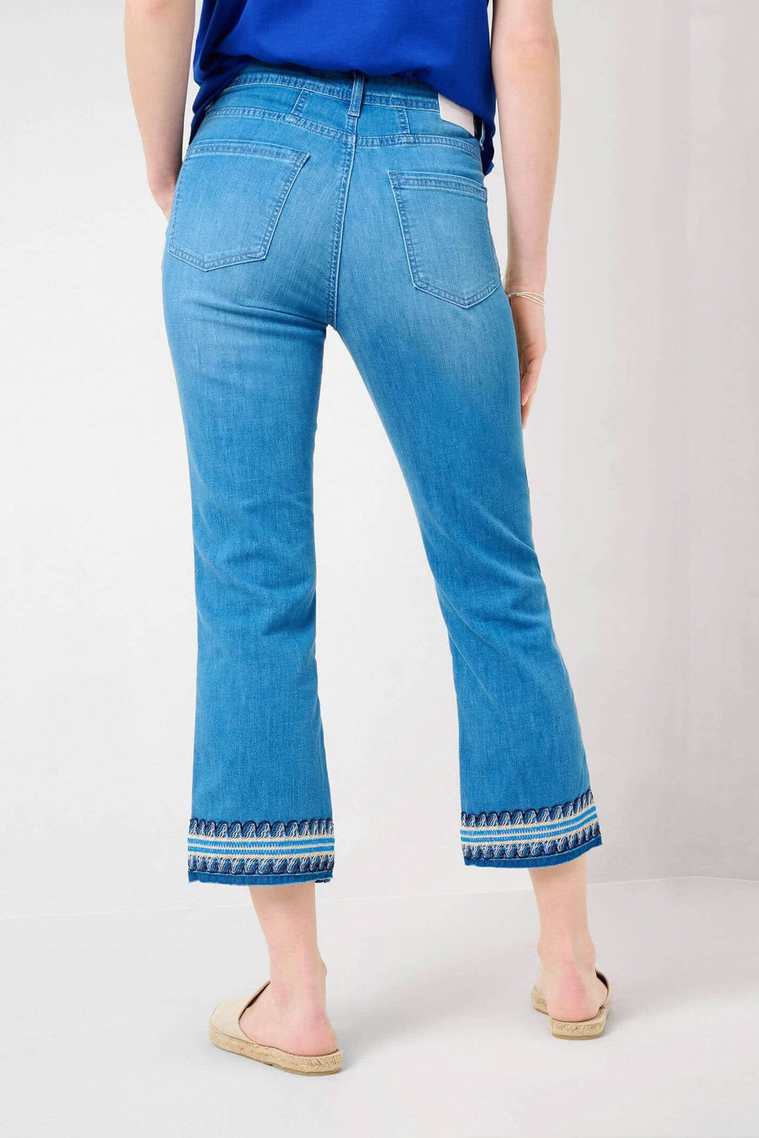 Jean Mary S pour femme, broderie tendance, coupe évasée, style décontracté et élégant.